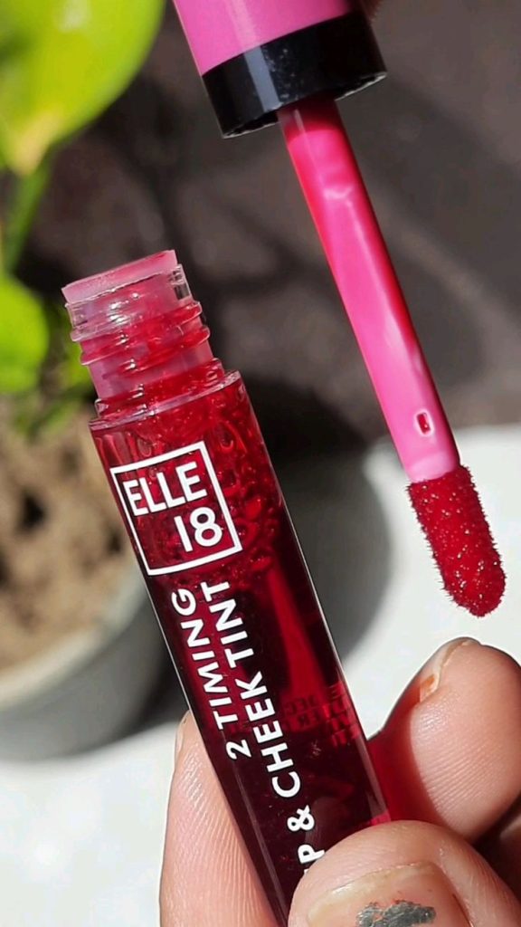 Elle 18 lip gloss with shiny and smooth finish